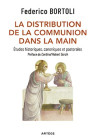 LA DISTRIBUTION DE LA COMMUNION DANS LA MAIN